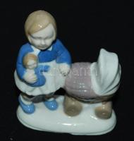 Kislány a játék babakocsival, jelzés nélkül, hibátlan, 8×7 cm