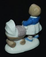 Kislány a játék babakocsival, jelzés nélkül, hibátlan, 8×7 cm