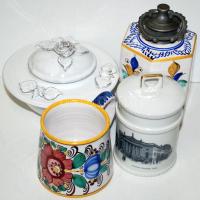 Vegyes magyar és külföldi kerámia-, illetve porcelántétel dísztányérokkal, és különféle edényekkel