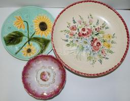 Vegyes magyar és külföldi kerámia-, illetve porcelántétel dísztányérokkal, és különféle edényekkel