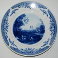 Vegyes magyar és külföldi kerámia-, illetve porcelántétel dísztányérokkal, és különféle edényekkel