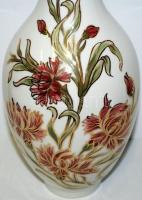 Kézzel festett számozott virágokkal díszített jelzett Zsolnay porcelán váza, a festő aláírásával hib...