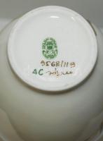 Kézzel festett számozott virágokkal díszített jelzett Zsolnay porcelán váza, a festő aláírásával hib...