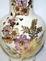 Kézzel festett számozott virágokkal díszített jelzett Zsolnay porcelán váza, a festő "Szebényi ...