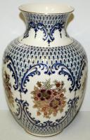 Kézzel festett számozott, különleges formákkal és virágokkal díszített jelzett Zsolnay porcelán váza, a festő "Vancsa Vali" aláírásával, hibátlan állapotban / Handpainted numbered Zsolnay chinaware vase with special shaped decoration and the painter's "Vancsa Vali" signature in flawless condition 28cm