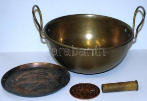 Nagy réz tétel: kínáló tál, töltény hüvelyből kialakított öngyújtó, páva plakett, szarvasos kínáló, kiöntő, kis bogrács, jó állapotban