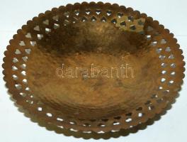 Nagy réz tétel: kínáló tál, töltény hüvelyből kialakított öngyújtó, páva plakett, szarvasos kínáló, ...