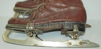 Háború előtti 36-os méretű bőr műkorcsolya levehető éllel, jó állapotban