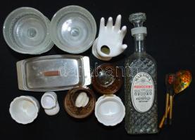 Két doboz vegyes bolha tétel benne: üvegek, kerámiák, könyvek, porcelánok