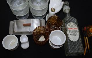 Két doboz vegyes bolha tétel benne: üvegek, kerámiák, könyvek, porcelánok