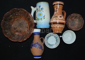 Két doboz vegyes bolha tétel benne: üvegek, kerámiák, könyvek, porcelánok