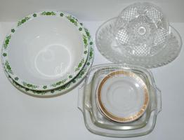 Egy doboz vegyes bolha tétel benne: üvegek, kerámiák, kötő készlet