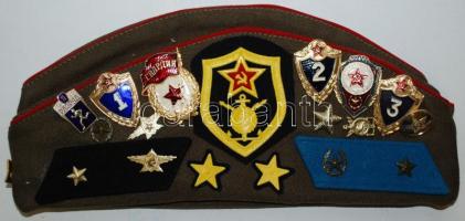 Orosz tiszti pilotka 15db sport- és fegyvernemi jelvénnyel, 1 gombbal és 3db fegyvernemi felvarróval