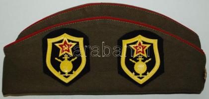 Orosz tiszti pilotka 15db sport- és fegyvernemi jelvénnyel, 1 gombbal és 3db fegyvernemi felvarróval