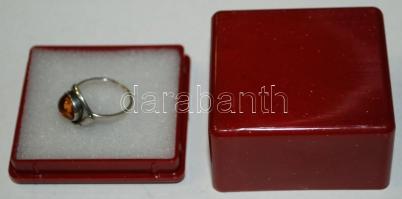 Ezüst (Ag) gyűrű borostyánnal díszítve /
Silver ring with amber 1,73gr size: 49
