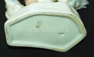 Zsolnay őrködő kakas és a tyúkok, tervezte Sinkó András, jelzett, m:19 cm, h:19 cm