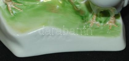 Zsolnay őrködő kakas és a tyúkok, tervezte Sinkó András, jelzett, m:19 cm, h:19 cm