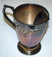 Alpakka kiöntő, jelzett, oldalán szőlő díszítéssel, hibátlan, m: 14 cm