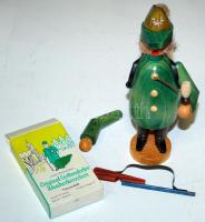 Katonát ábrázoló faragott fa füstölőtartó kúp füstölővel 20cm