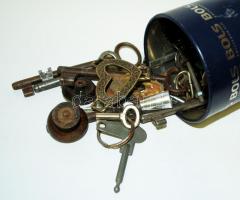 Vegyes bolha tétel: klf kulcsok, veretek,. lakatok, stb.