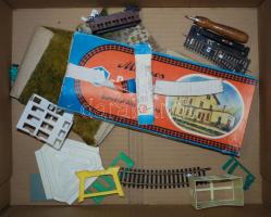 Egy doboz tele klf makettekkel, közte még bontatlan állapotban is