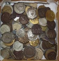 131db-ból álló szép vegyes sportérem / plakett gyűjtemény, közte sok bronz és ezüstözött darab, 3db ...