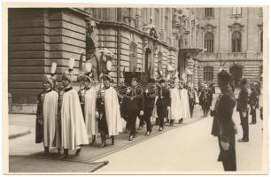 1938 Új koronaőrök választási ünnepsége a várban. A szent Koronát tartalmazó láda, mögötte a sorban Gömbos Gyula miniszterelnök és kísérete Schäffer Ármin fotója / Inaguration of new crown-guards. Saint Crown and prime minister 18x11 cm