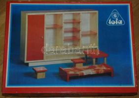 Tofa márkájú baba szobabútor eredeti dobozában babákkal és kiegészítőkkel az 50-es évekből