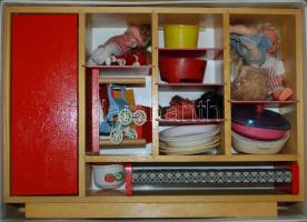 Tofa márkájú baba szobabútor eredeti dobozában babákkal és kiegészítőkkel az 50-es évekből