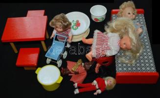 Tofa márkájú baba szobabútor eredeti dobozában babákkal és kiegészítőkkel az 50-es évekből