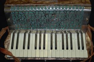 cca 1950 Matador típusú működőképes gyermek tangóharmonika fém betétekkel jó állapotban