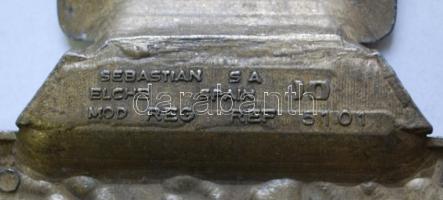 Szépen kidolgozott virággal díszített spanyol réz övcsat, jelzett 9×15 cm