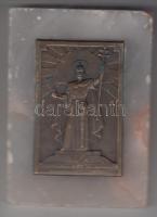 Berán Lajos (1882-1943) 1938. "Magyar Nemzeti Szövetség / Szent István 1038-1938" Br plakett (55x37mm) márvány talapzaton T:2-