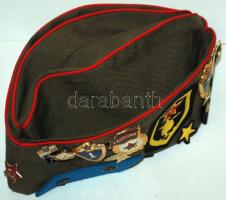 Orosz katonai pilotka 16db sport- és fegyvernemi jelvénnyel, 2db gombbal és 3db fegyvernemi karjelzéssel