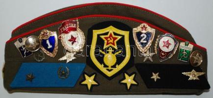 Orosz katonai pilotka 16db sport- és fegyvernemi jelvénnyel, 2db gombbal és 3db fegyvernemi karjelzé...