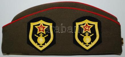 Orosz katonai pilotka 16db sport- és fegyvernemi jelvénnyel, 2db gombbal és 3db fegyvernemi karjelzé...