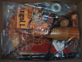 Vegyes bolha tétel: fényképezőgép, fa dísztárgyak, fejhallgató, tollak, távcső, stb