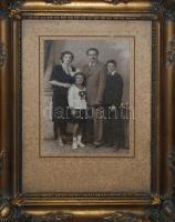 Régi keret apró hibával, üveggel és egy régi családi fotóval, 46×36 cm