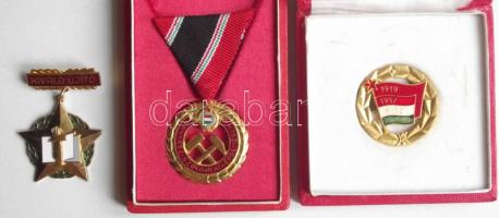 1957. Bányászati Szolgálati Érdemérem arany fokozata dísztokban  + "KISZ" aranyozott zománcozott kitüntetés dísztokban + "Kiváló Újító" kitüntetés dísztokban T:2