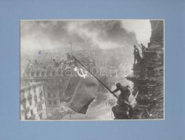 1945 Orosz katona a Reichstag tetején. A. Haldeja fotója. Fotó paszpartuban 22x16 cm