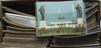 Néhány száz modern magyar városképes lap az 50-es évektől + kevesebb üdvözlőlap, szinészlapok, festmény reprodukciók, cipős dobozban