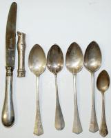 Nagy ezüst tétel : 2 db leveses kanál egyik horpadt, 7 db különböző mokkás, teás kanál köztük antik ezüst is összesen nettó 505 g., plusz egy kés és egy sérült kés nyél bruttó 63 g./ Big silver lot with antik silver