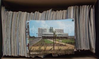 kb 700 db modern magyar városképes lap, fekete fehér és színes, cipős dobozban