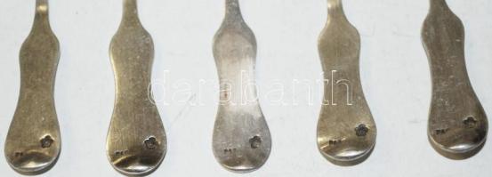 Nagy ezüst tétel: 8 db evőkanál, 11 db teáskanál, 5 db mokkáskanál, az evő és a teás mind címeres, m...