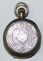 cca 1920 Jelzés nélküli, sérült fedelű ezüst zsebóra. Nem működik / Unmarked silver pocket watch wit...