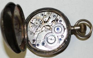 cca 1920 Jelzés nélküli, sérült fedelű ezüst zsebóra. Nem működik / Unmarked silver pocket watch wit...