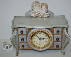 Felhúzható zenélő-szerkezetű óra fa testben