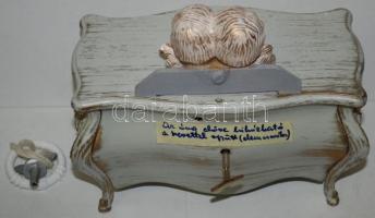 Felhúzható zenélő-szerkezetű óra fa testben