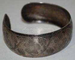 Ezüst (Ag) karkötő vésett virágdíszítéssel / Silver bracelet, 18,4gr