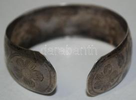 Ezüst (Ag) karkötő vésett virágdíszítéssel / 
Silver bracelet, 18,4gr